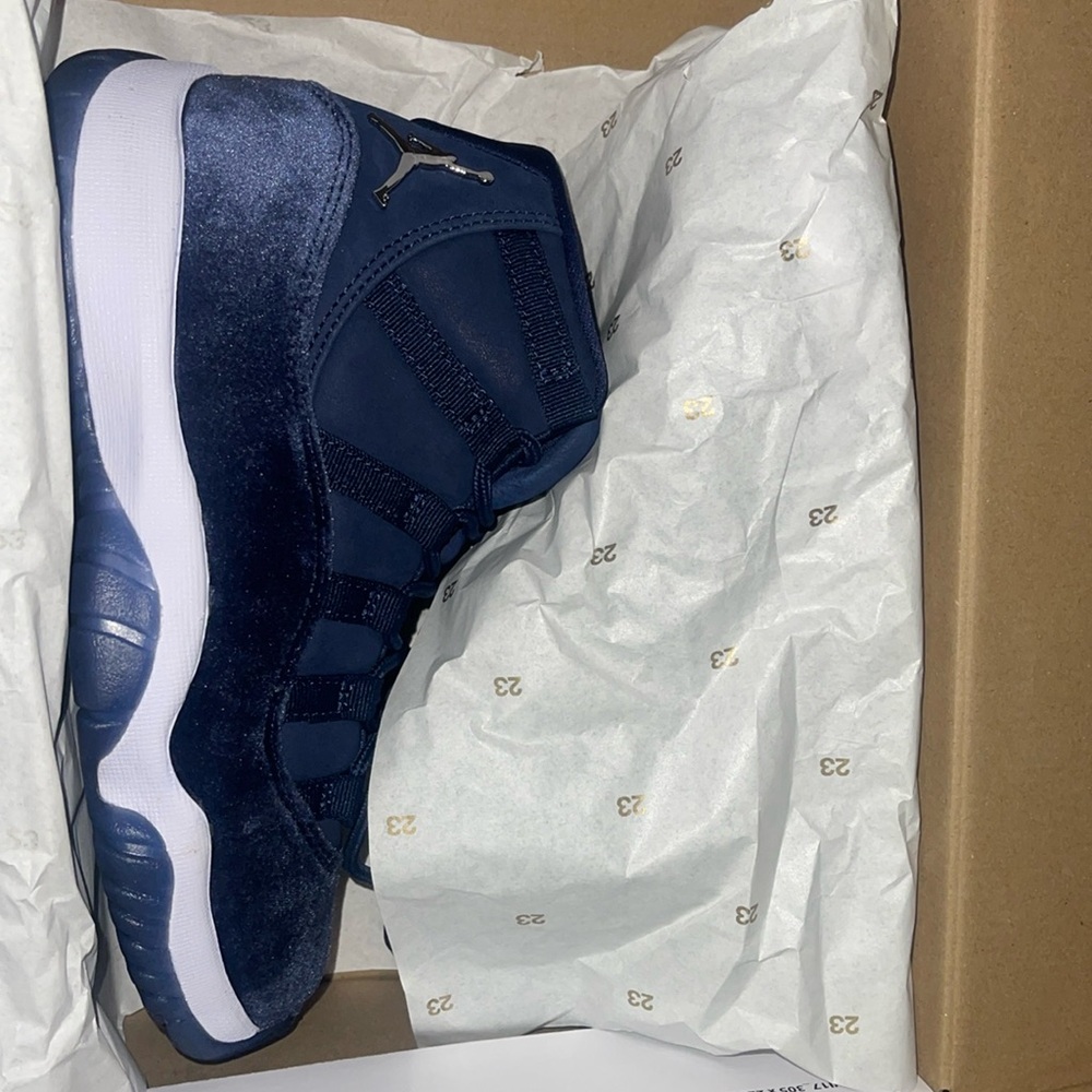 Women’s Jordan 11 size 7 Midnight Navy